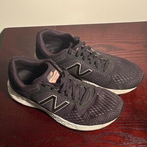 New Balance Women's 8.5 Fresh Foam Arishi Black and White Sneakers